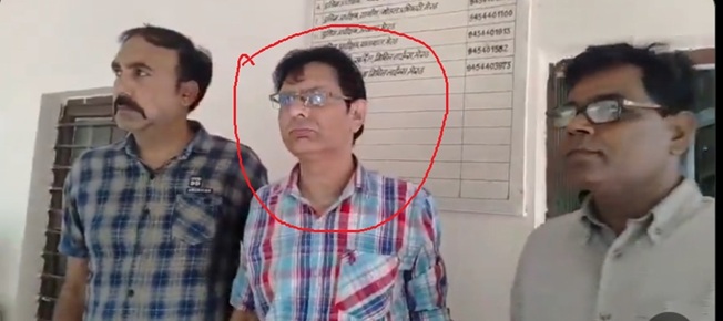 'Anti-Corruption Meerut arrests red-handed  Govt Babu, while taking a bribe of Rs 25,000'